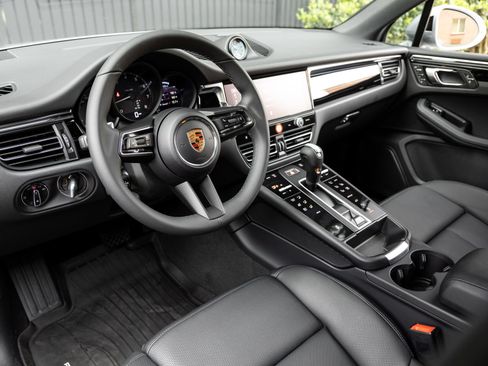 Certified 2026 Porsche Macan AWD/4WD image 4