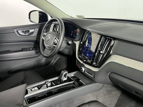 Used 2025 Volvo XC60 B5 Plus image 32