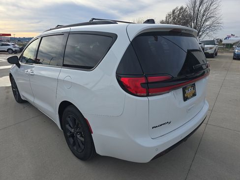Used 2023 Chrysler Pacifica Touring w/ S Appearance Package image 3