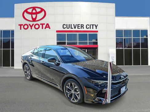 Used 2023 Toyota Crown Limited image 1