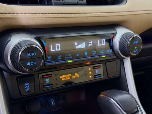 Used 2021 Toyota RAV4 Limited image 20