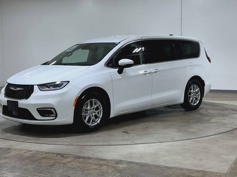 Used 2023 Chrysler Pacifica Touring-L FWD image 4