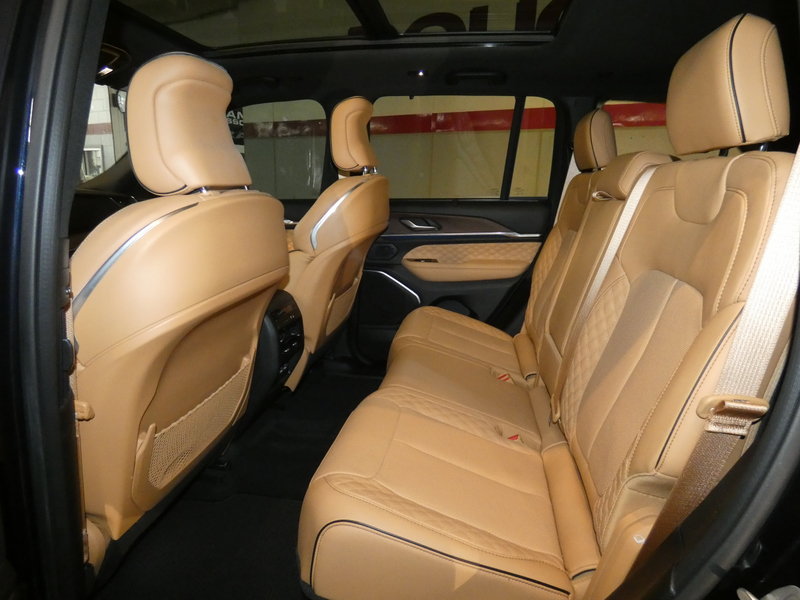 Used 2024 Jeep Grand Cherokee Summit w/ Luxury Tech Group V AWD/4WD image 30