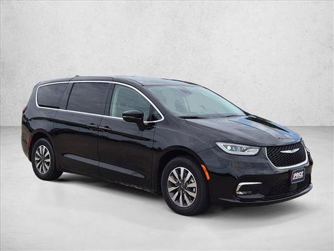Used 2024 Chrysler Pacifica Limited FWD image 3
