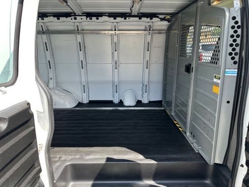 Used 2017 Chevrolet Express 2500 image 30