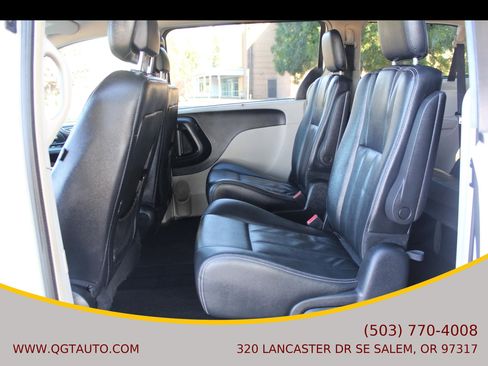 Used 2016 Chrysler Town & Country Touring w/ Driver Convenience Group FWD image 14
