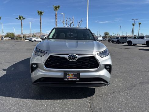 Used 2022 Toyota Highlander XLE image 3