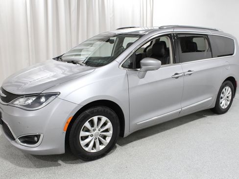 Used 2018 Chrysler Pacifica Touring-L Plus w/ Advanced Safetytec Group image 3
