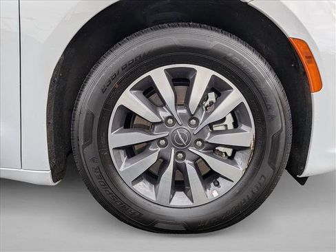 Used 2024 Chrysler Pacifica Select image 29