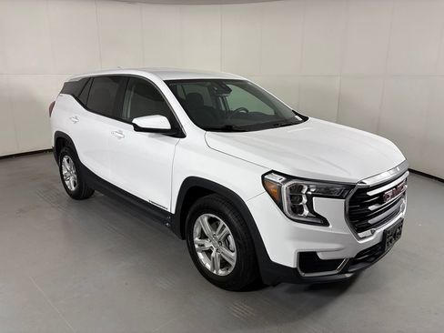 Used 2024 GMC Terrain SLE FWD image 2