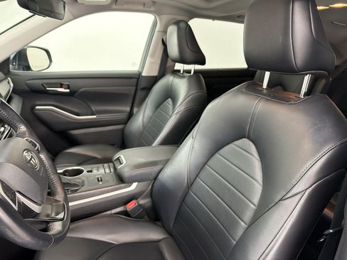 Used 2022 Toyota Highlander XLE FWD image 24