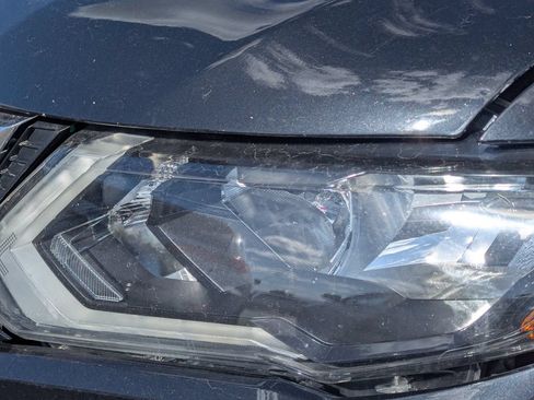 Used 2017 Nissan Rogue SV FWD image 8