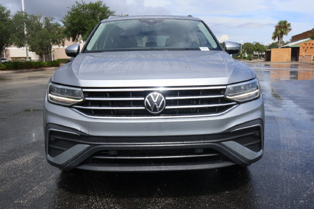 Certified 2023 Volkswagen Tiguan SE w/ Panoramic Sunroof Package FWD image 3