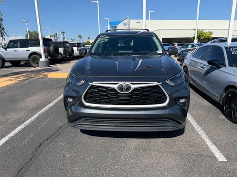 Used 2024 Toyota Highlander LE FWD image 2