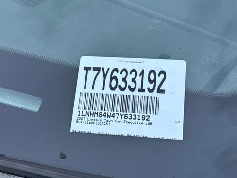 Used 2007 Lincoln Town Car Executive L image 17