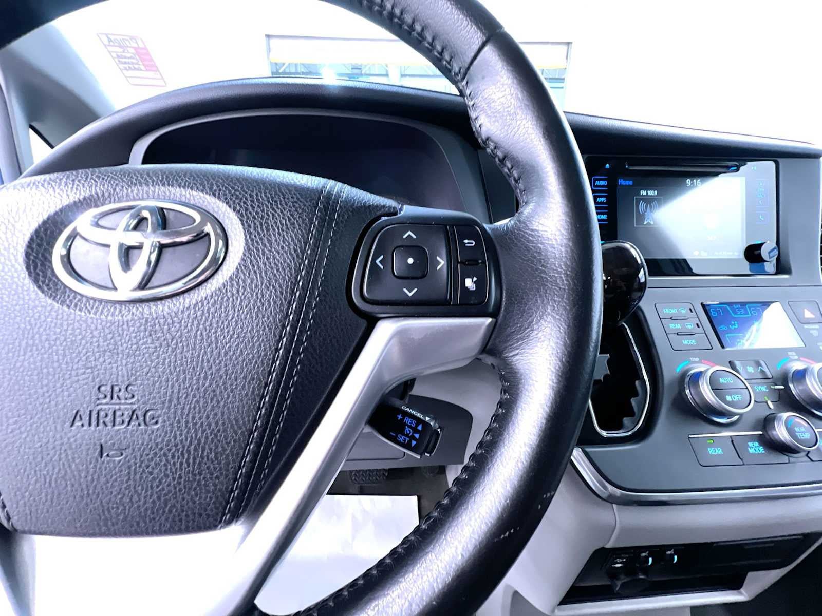 Used 2015 Toyota Sienna XLE FWD image 21