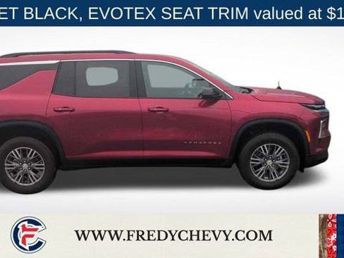 Used 2025 Chevrolet Traverse LT w/ Driver Confidence Package image 3