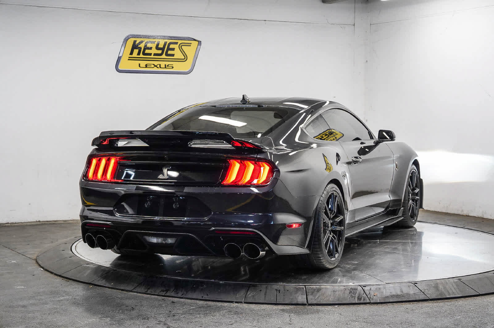 Used 2022 Ford Mustang Shelby GT500 w/ Technology Package RWD image 4