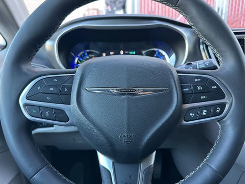 Used 2022 Chrysler Pacifica Touring-L image 24