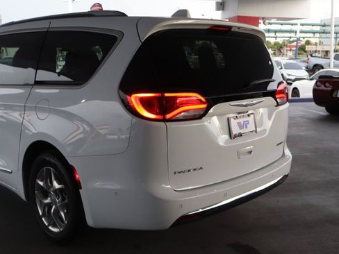 Used 2018 Chrysler Pacifica Limited w/ Advanced Safetytec Group FWD image 9