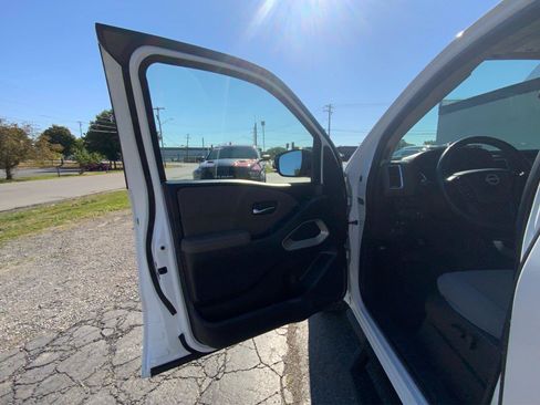 Used 2022 Nissan Frontier SV AWD/4WD image 19