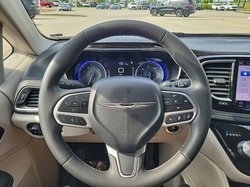 Used 2023 Chrysler Pacifica Limited FWD image 28
