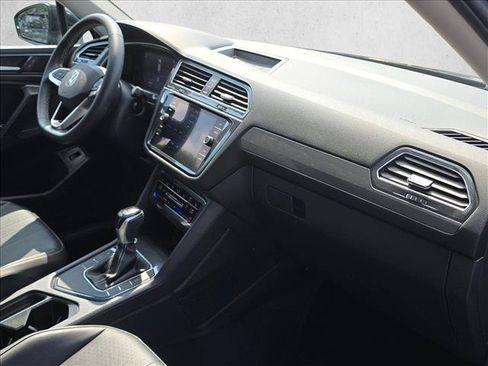 Used 2022 Volkswagen Tiguan SE w/ Panoramic Sunroof Package FWD image 23