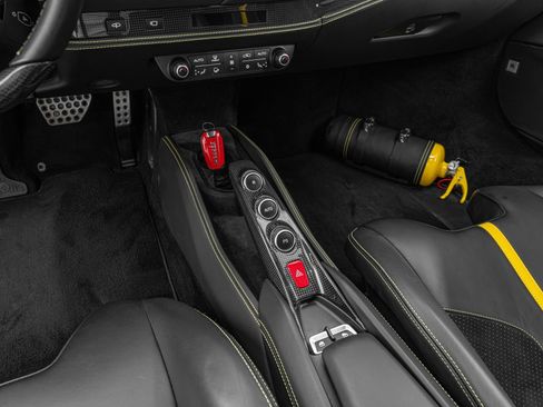 Used 2021 Ferrari F8 Tributo image 6