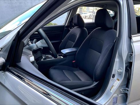 Used 2024 Nissan Altima 2.5 SV image 7