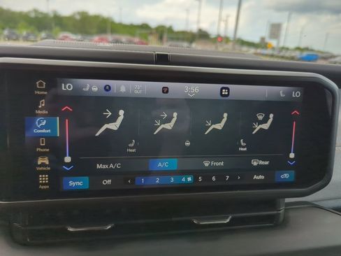 Used 2025 Jeep Wrangler Unlimited Sahara AWD/4WD image 17