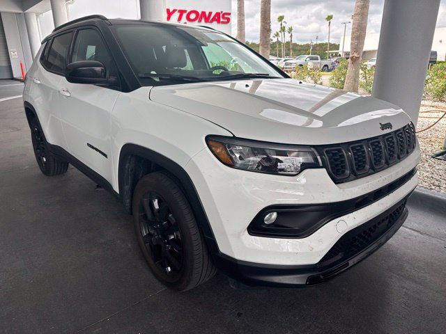 Used 2024 Jeep Compass Latitude w/ Convenience Group AWD/4WD image 2
