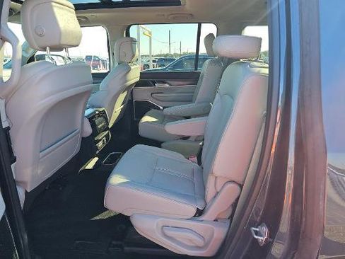 Used 2024 Jeep Wagoneer Series II w/ Premium Group I AWD/4WD image 4