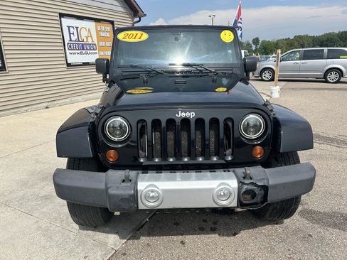 Used 2011 Jeep Wrangler Unlimited Sahara AWD/4WD image 2