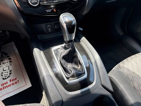 Used 2017 Nissan Rogue SV AWD/4WD image 18
