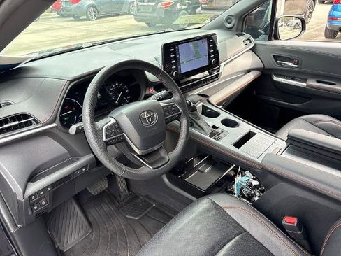 Used 2024 Toyota Sienna XSE w/ XSE Premium Package image 6