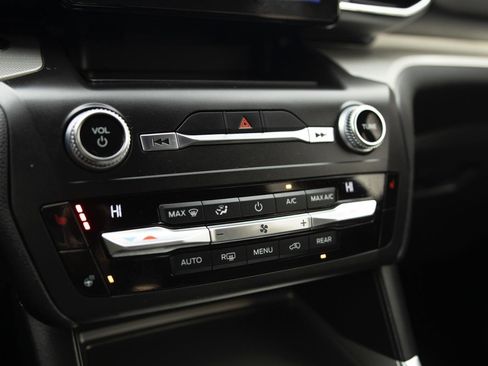 Used 2020 Ford Explorer XLT w/ Equipment Group 202A image 10