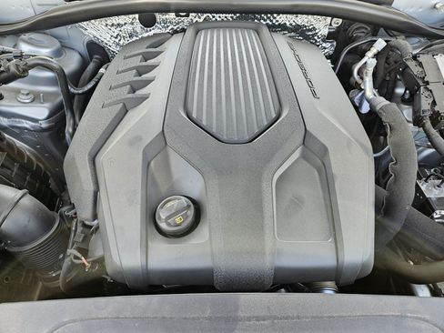Certified 2025 Porsche Macan AWD/4WD image 30