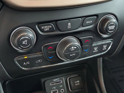 Used 2014 Jeep Cherokee Limited w/ Trailer Tow Group image 25