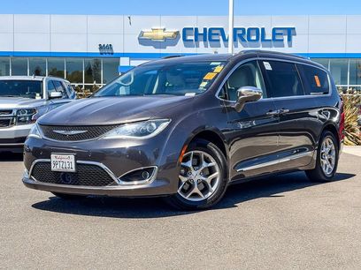 Used 2017 Chrysler Pacifica Limited w/ UConnect Theater Package