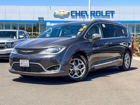 Used 2017 Chrysler Pacifica Limited w/ UConnect Theater Package FWD image 1