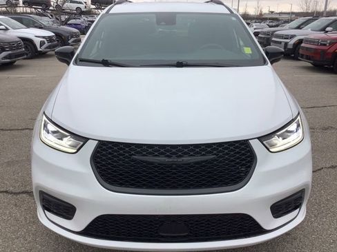 Used 2024 Chrysler Pacifica Touring-L w/ Uconnect Theater Family Group image 2