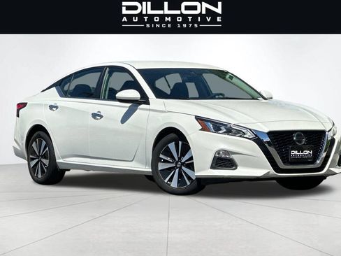 Used 2022 Nissan Altima 2.5 SV AWD/4WD image 2