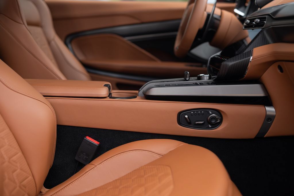 Used 2025 Aston Martin Vanquish RWD image 39