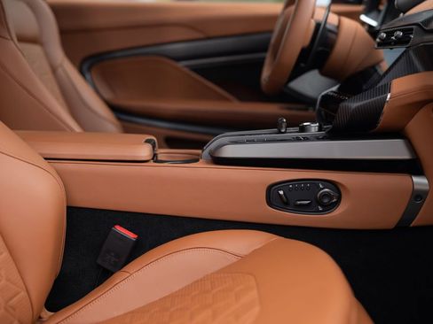 Used 2025 Aston Martin Vanquish RWD image 39
