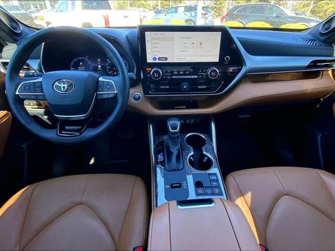 Used 2024 Toyota Highlander Platinum image 16
