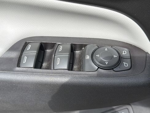 Used 2018 Chevrolet Equinox Premier FWD image 17