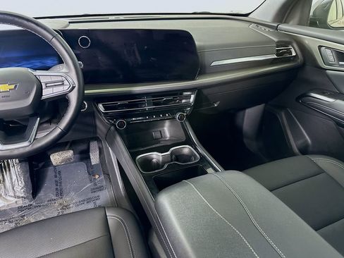 Used 2025 Chevrolet Traverse LT image 19