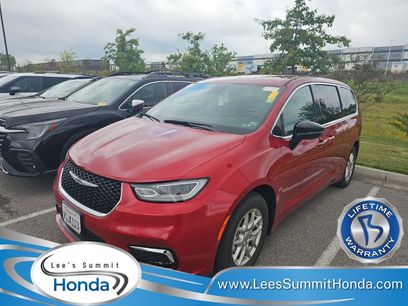 Used 2025 Chrysler Pacifica Select