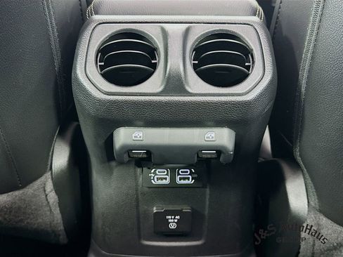 Used 2020 Jeep Wrangler Unlimited Sahara image 31