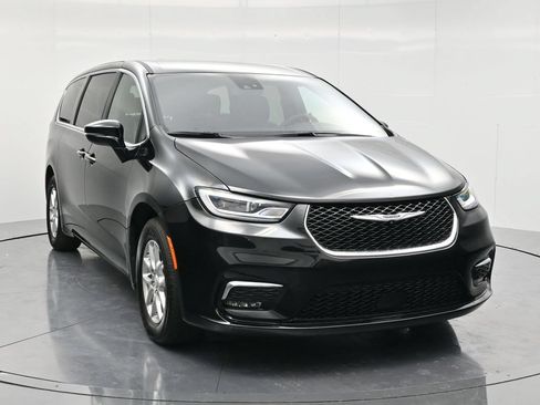 Used 2026 Chrysler Pacifica Select FWD image 3